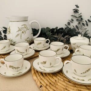 Juego de 8 tacitas de café, lechera, azucarero y Jarra de Agua