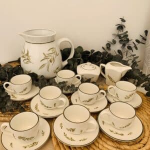 Juego de 8 tacitas de café, lechera, azucarero y Jarra de Agua