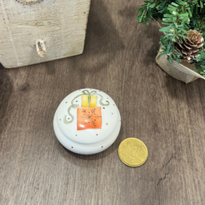 Cajita redonda de porcelana “regalitos”